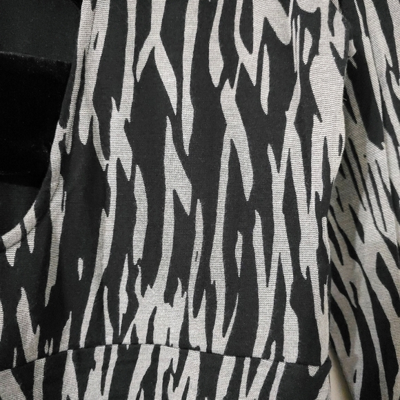 BCBGENERATION Black Grey Zebra Print Vneck Fitted Long Sleeve Mini Dress L - Picture 10 of 16